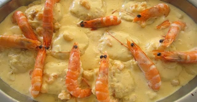 Medalhões de pescada no forno com molho de camarão