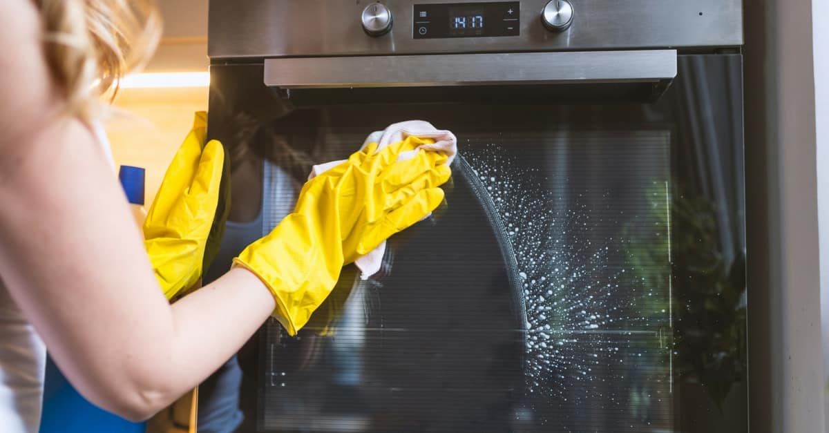 Aprenda a limpar os vidros do forno corretamente