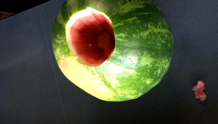 Como fazer sumo de melancia dentro da própria melancia. Fica delicioso!