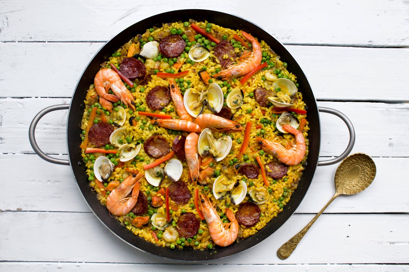 Paella de chouriço e mariscos