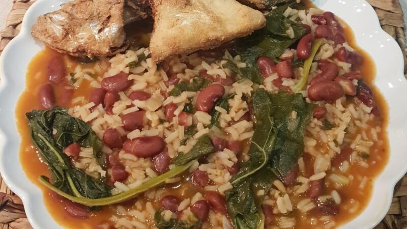 Arroz de Feijão com Espinafres e Peixe Frito