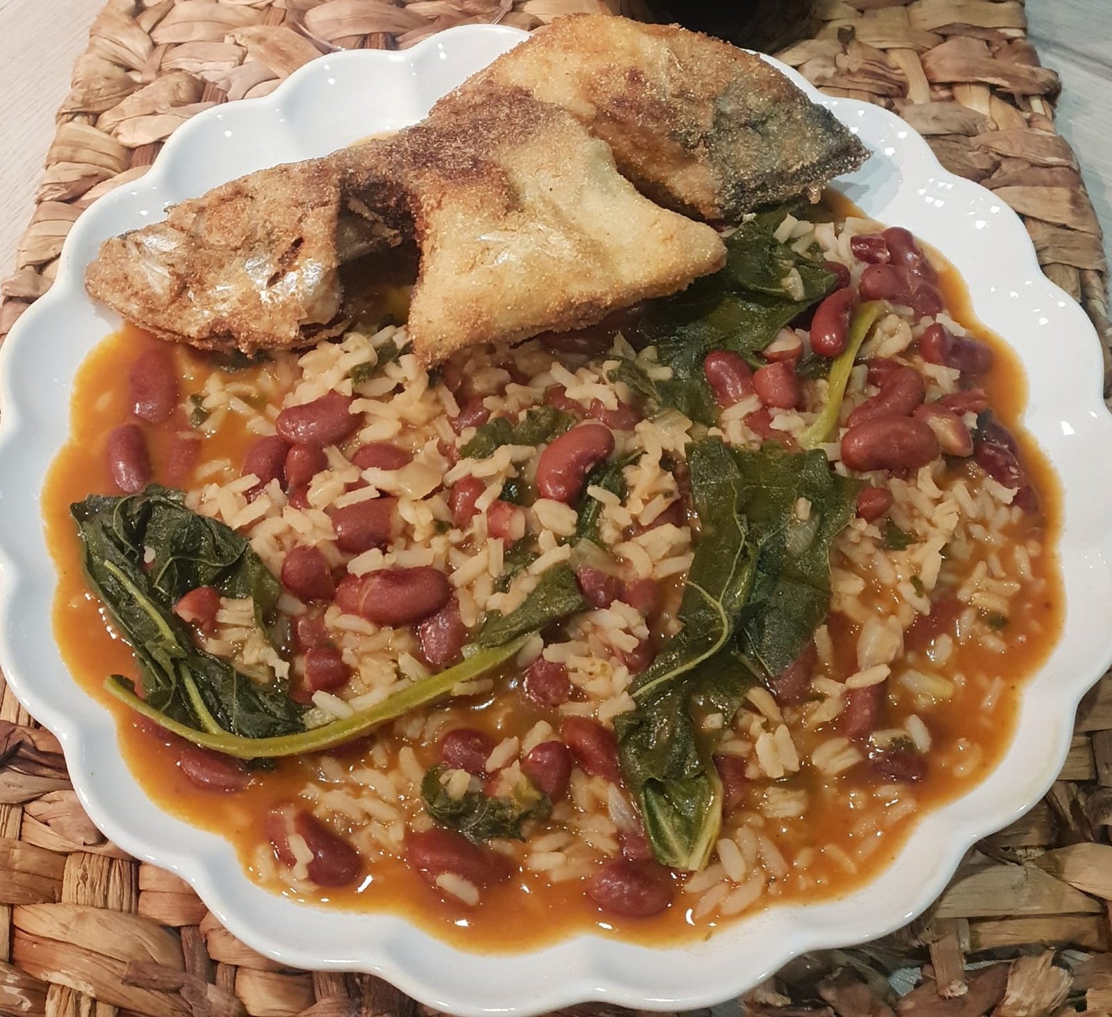 Arroz de Feijão com Espinafres e Peixe Frito