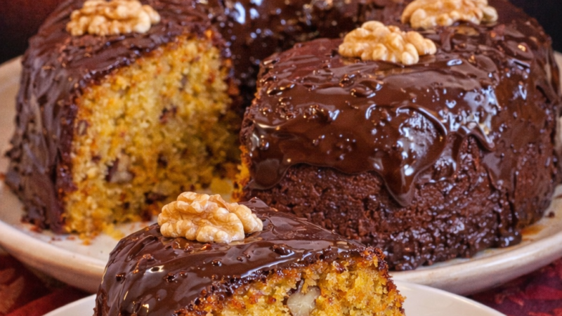 Bolo de cenoura e nozes com cobertura de chocolate