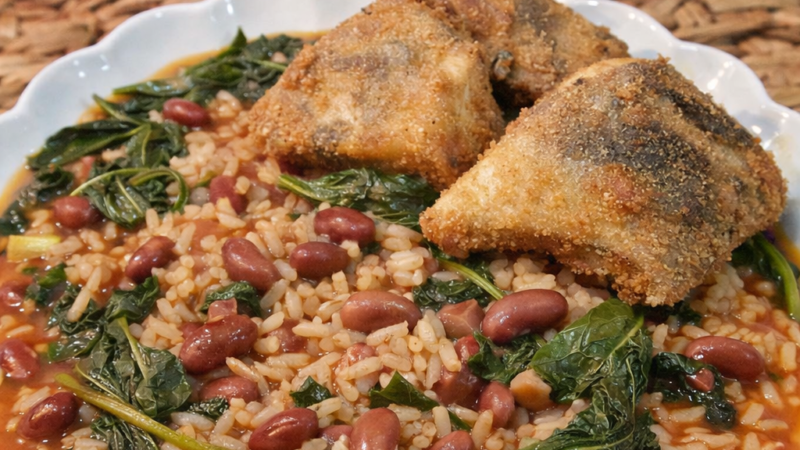 Arroz de Feijão com Espinafres e Peixe Frito