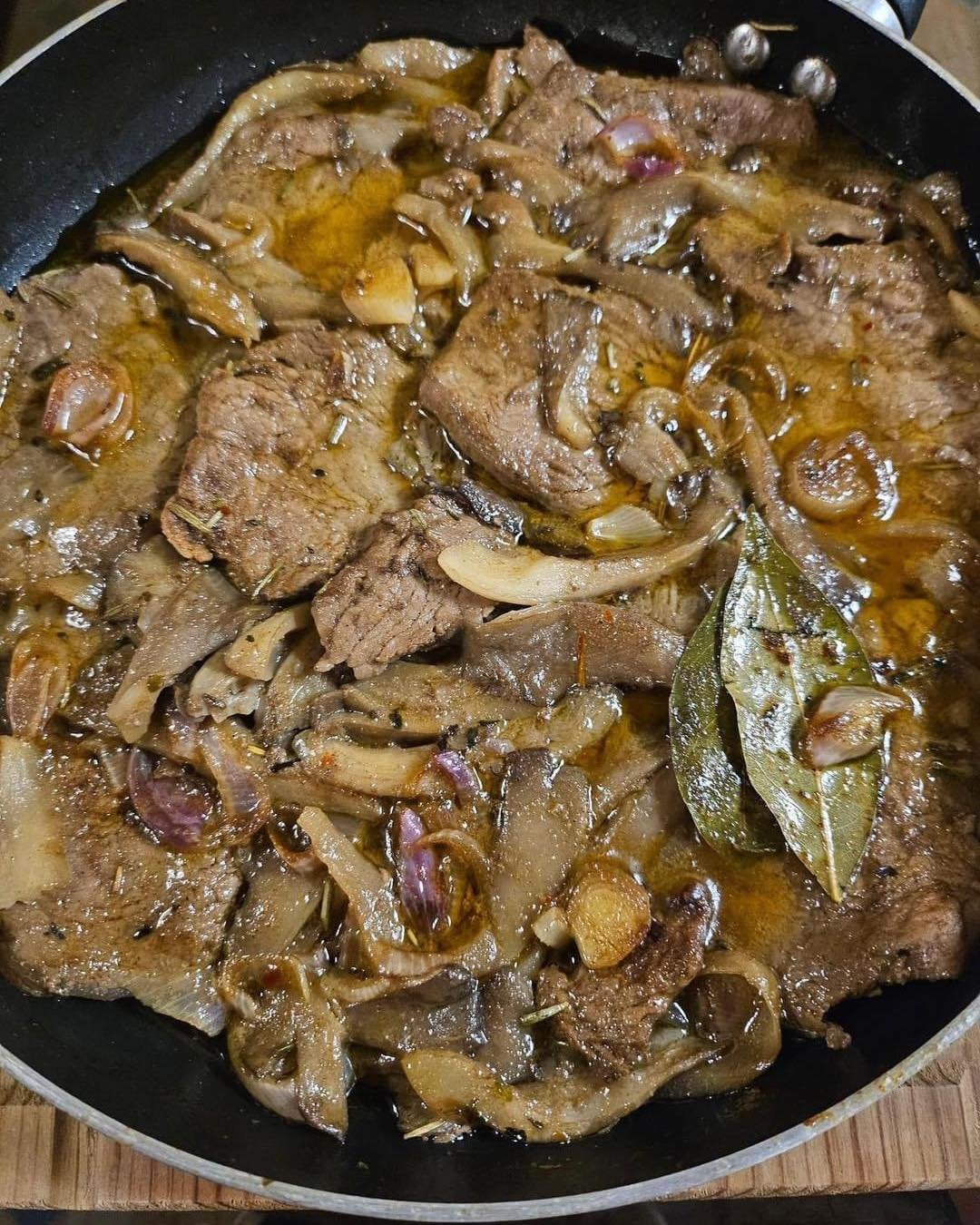 Bifinhos de vitela na frigideira com cogumelos