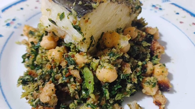 Bacalhau com Migas de Broa, Couve e Grão