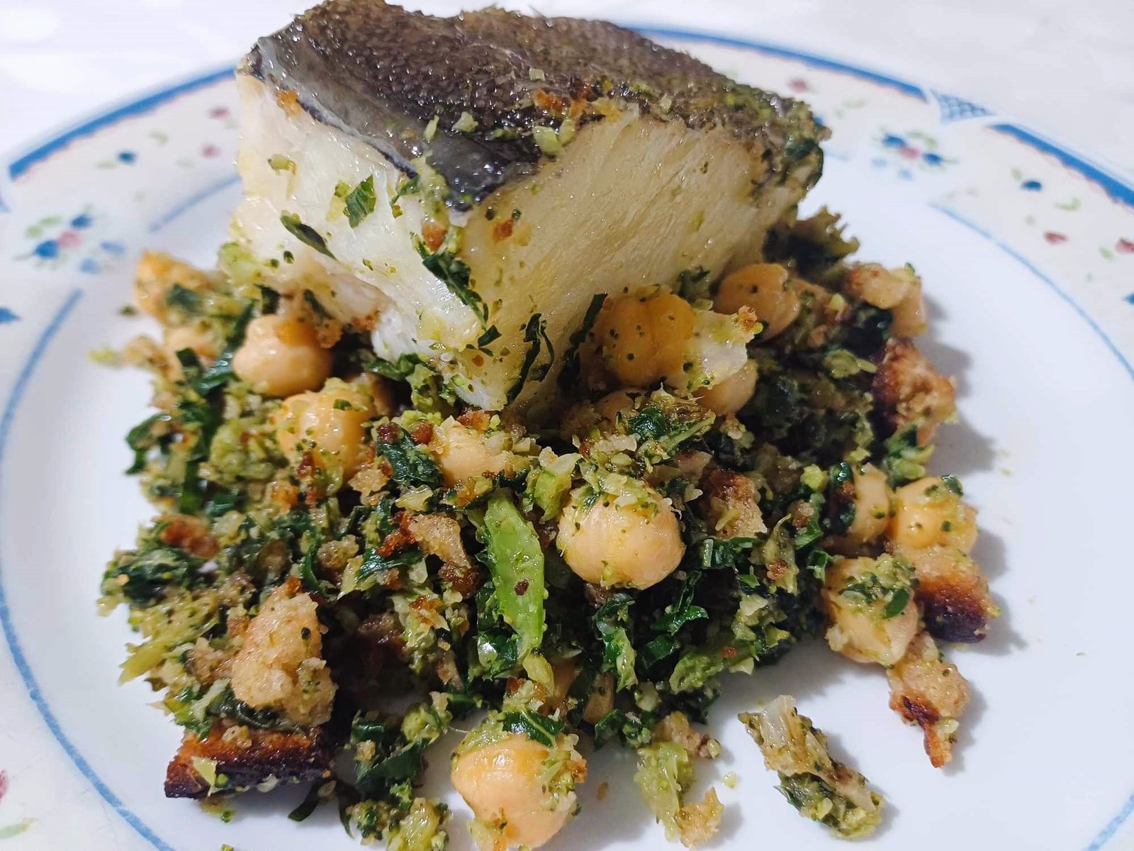 Bacalhau com Migas de Broa, Couve e Grão