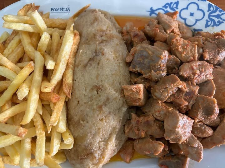 Migas com Carne de Porco e Batata Frita