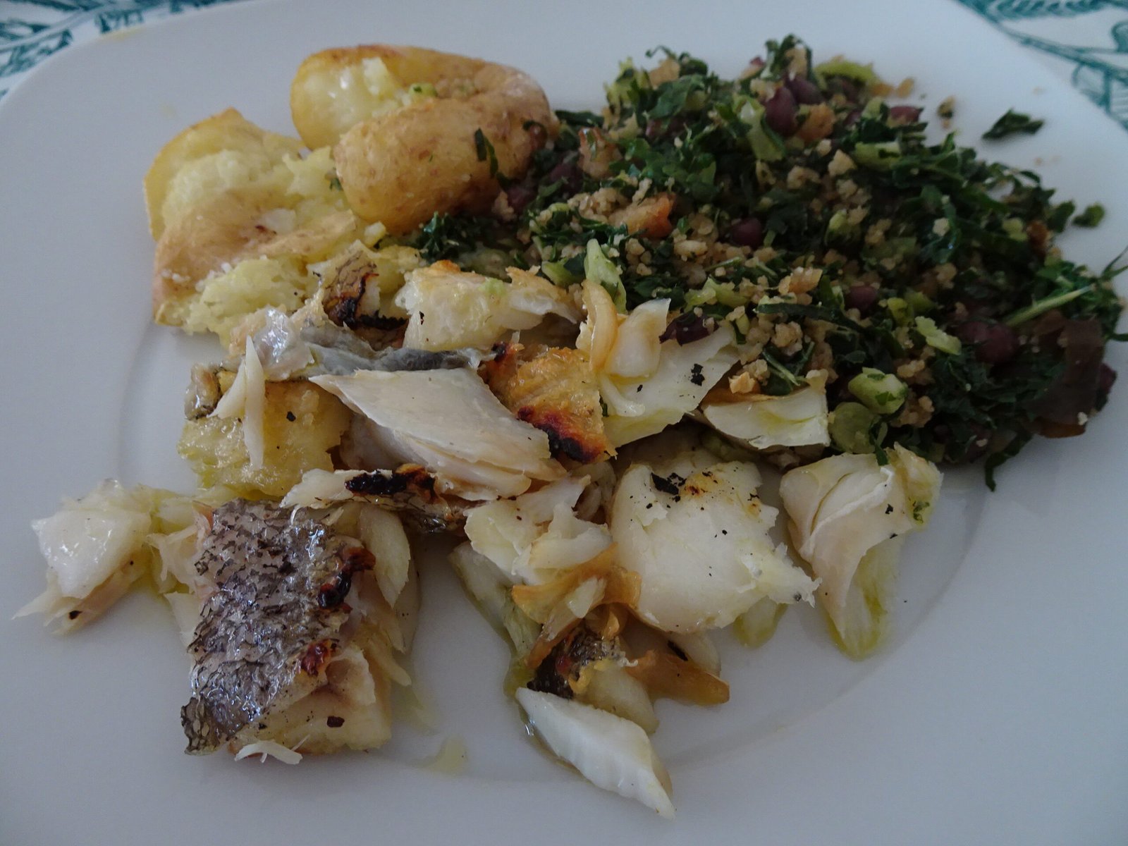 Bacalhau assado com batatas a murro e migas de couve com feijão