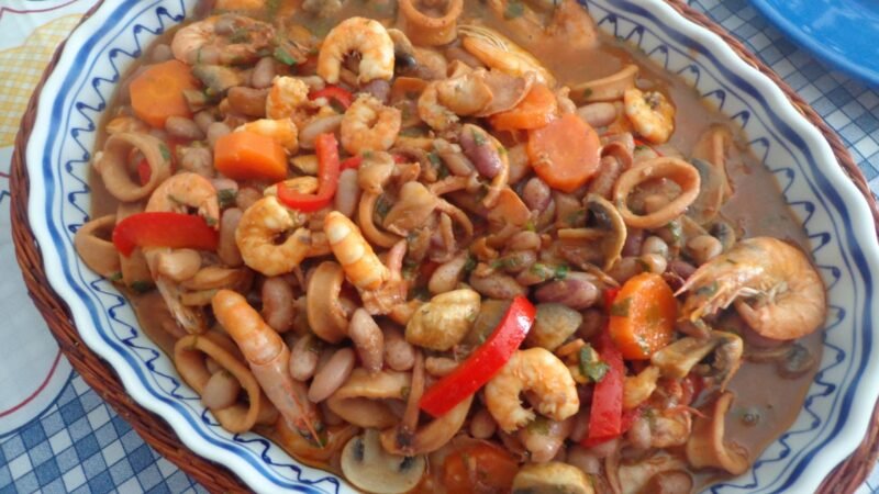 Feijoada de lulas e camarão com pimentos vermelhos