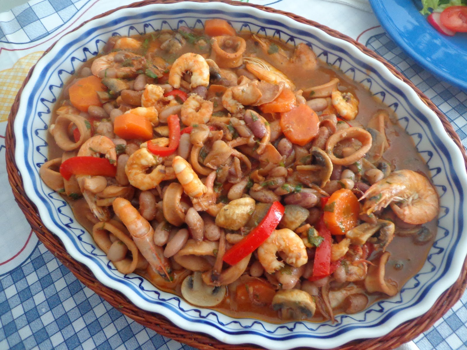 Feijoada de lulas e camarão com pimentos vermelhos