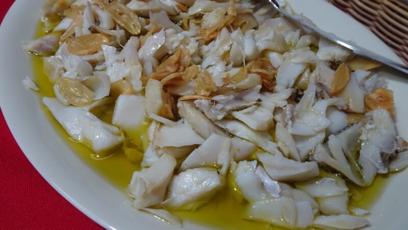 Lascas de bacalhau à lagareiro com batatas a murro e grelos salteados