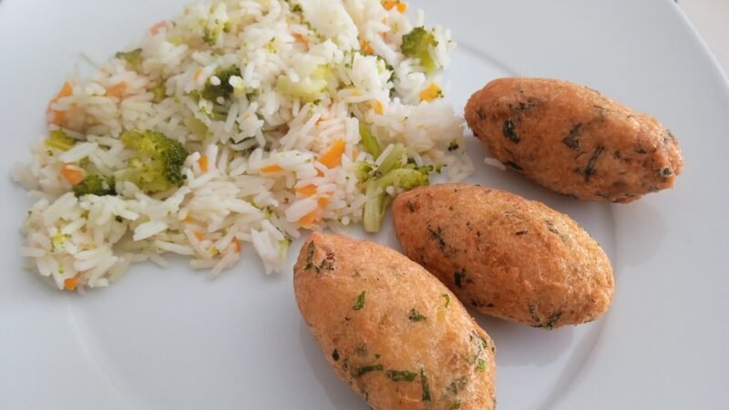 Pastéis de bacalhau com arroz de legumes