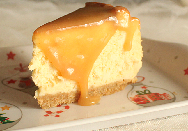 Cheesecake com calda de caramelo salgado