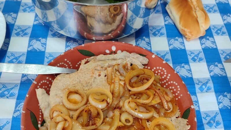 Febras de Cebolada com Batata Cozida e Grelos – Sabor Tradicional à Mesa