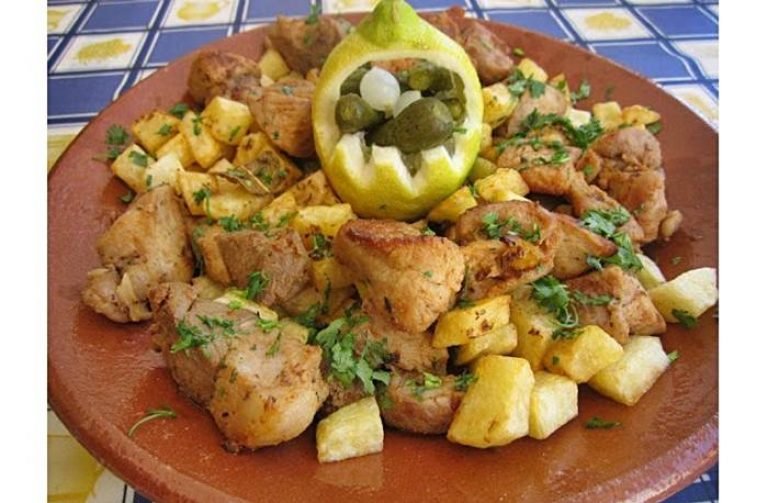 CARNE DE PORCO COM BATATAS FRITAS AOS CUBOS