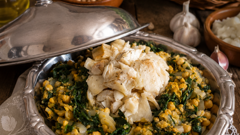 Esmagada de grãos com nabiças e bacalhau