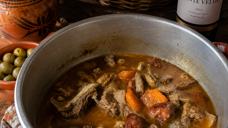 Borrego estufado com cenoura e chouriço
