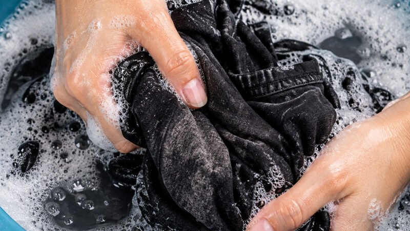 Como tingir roupa preta que desmanchou ou desbotou