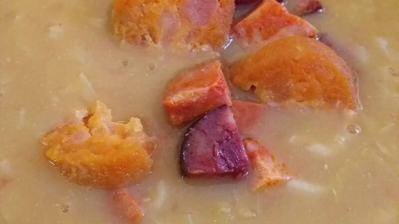 Sopa de feijão manteiga com enchidos
