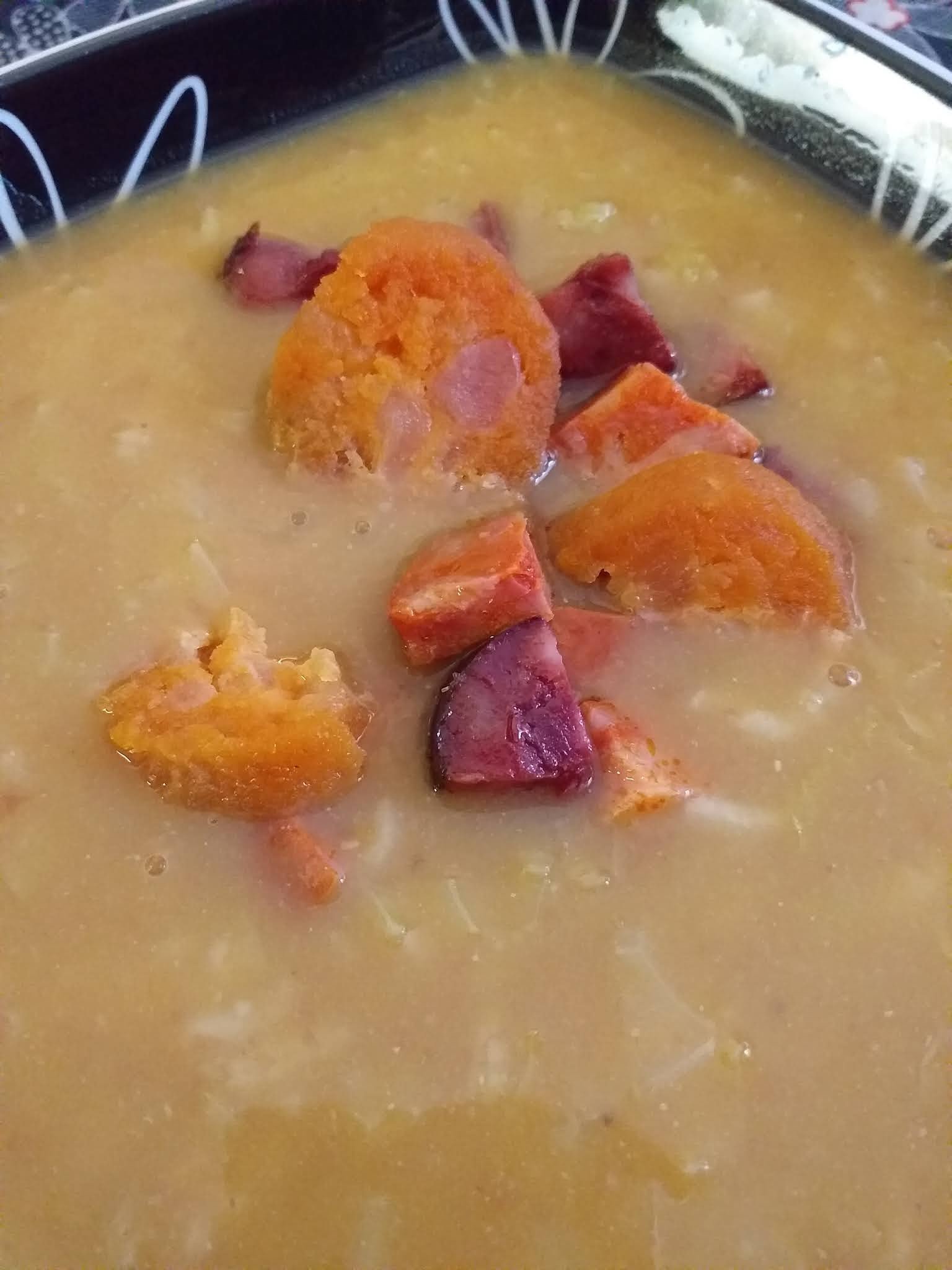 Sopa de feijão manteiga com enchidos