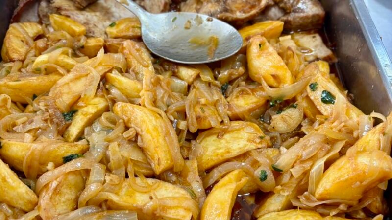 PERNA DE PORCO NO FORNO COM BATATINHAS À PADEIRO