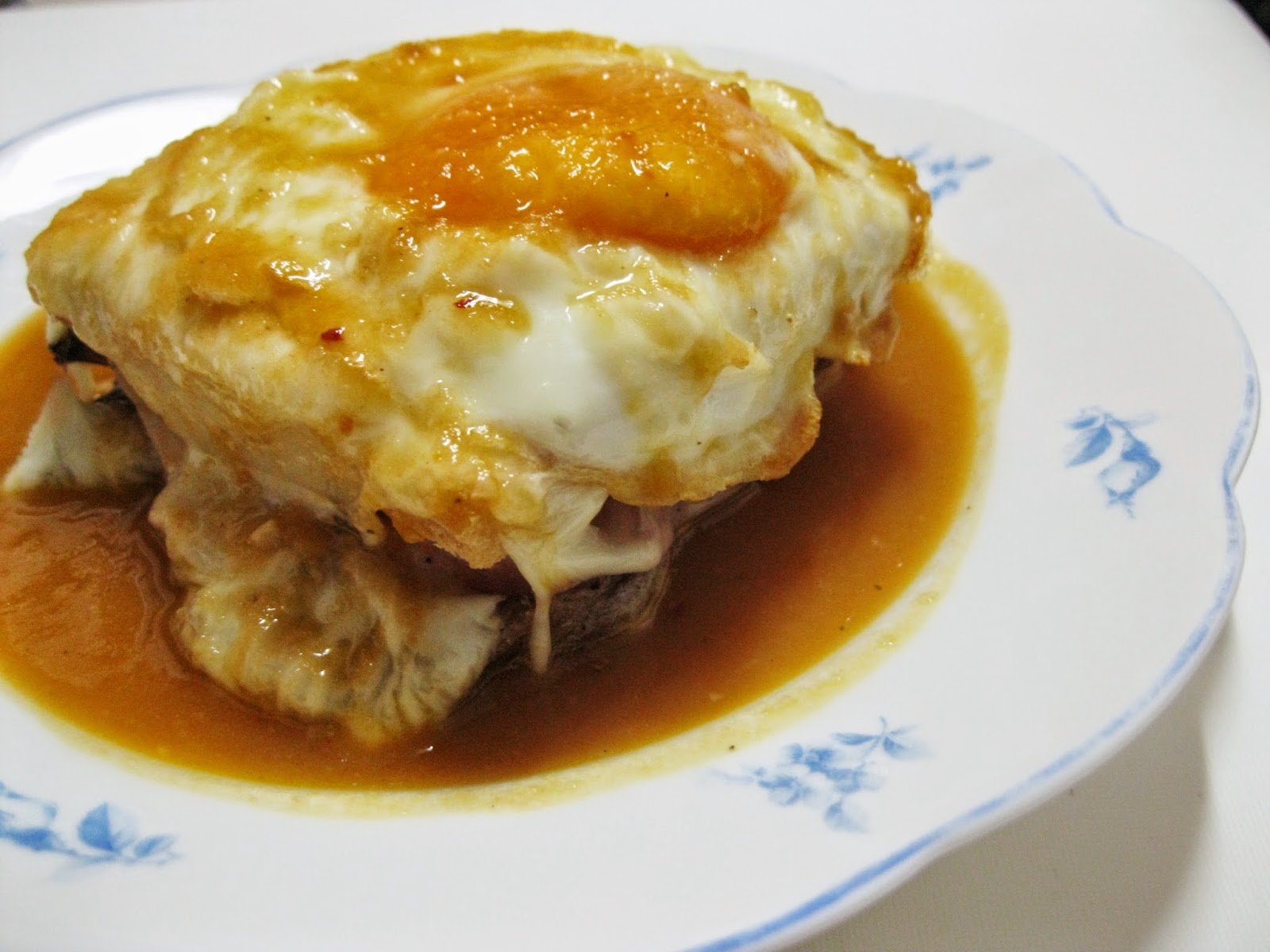 Francesinha com Ovo
