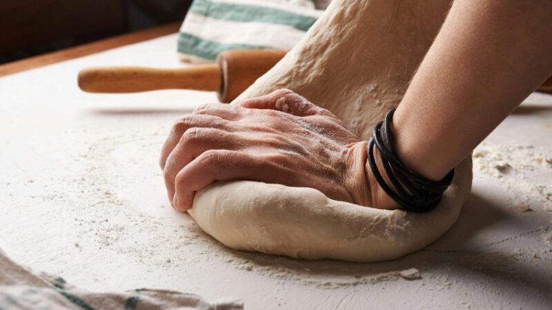 Como fazer pão com quatro ingredientes