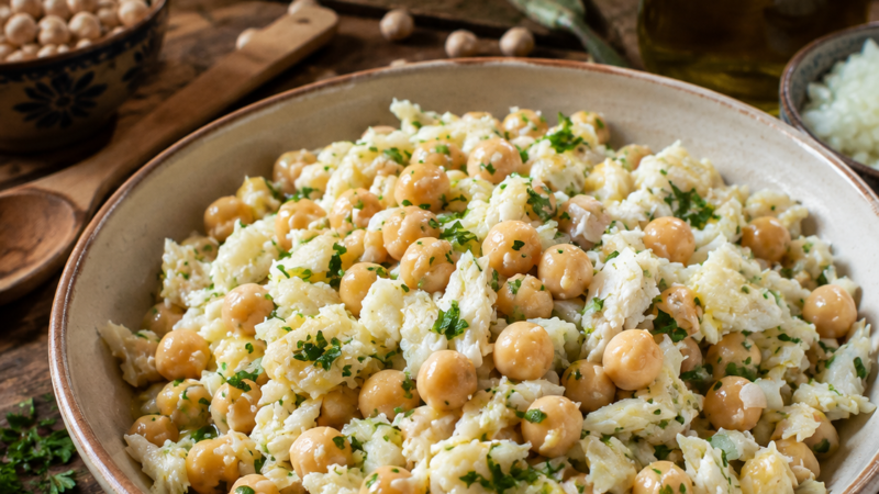 Salada de Grão-de-Bico com Bacalhau Desfiado