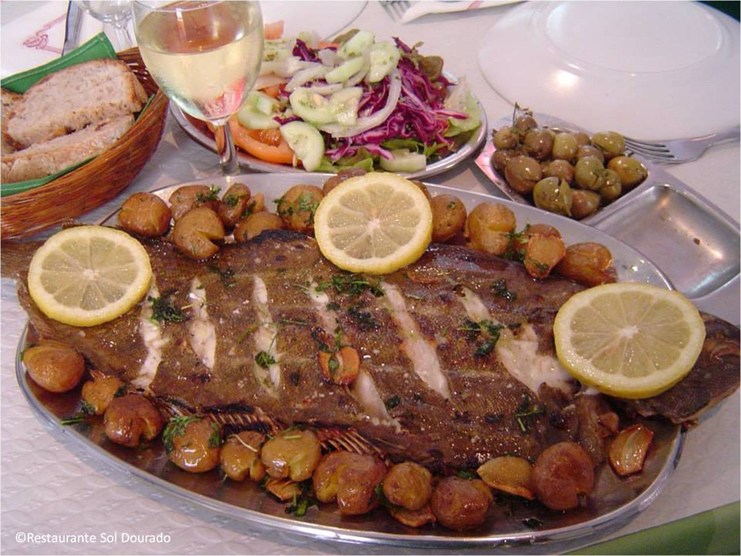 LINGUADO GRELHADO COM BATATINHAS A MURRO