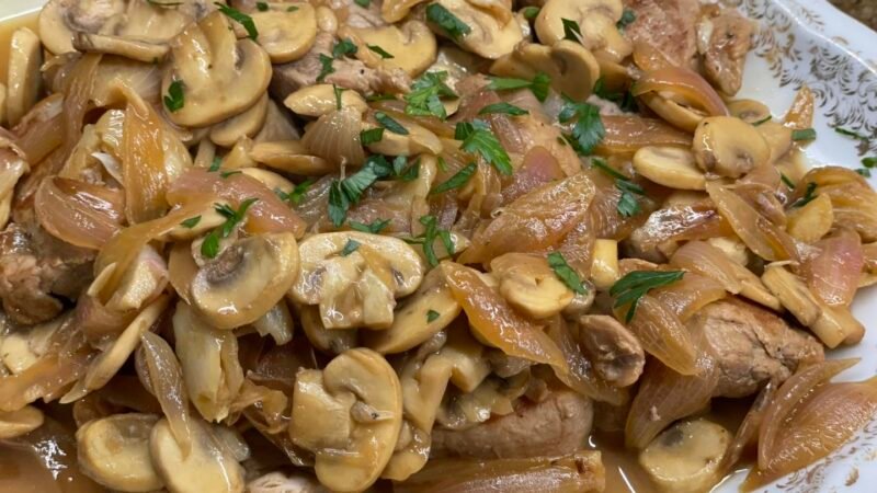 Lombinhos de porco com molho e cogumelos