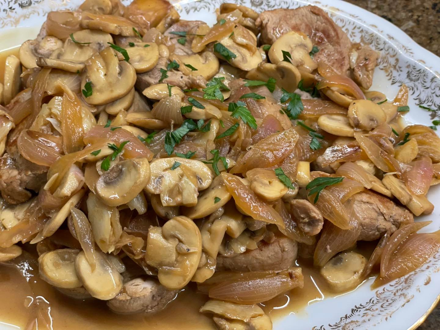 Lombinhos de porco com molho e cogumelos