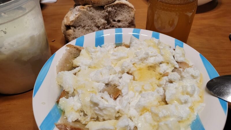 ALMECE EM CAMA DE PÃO ALENTEJANO COM MEL