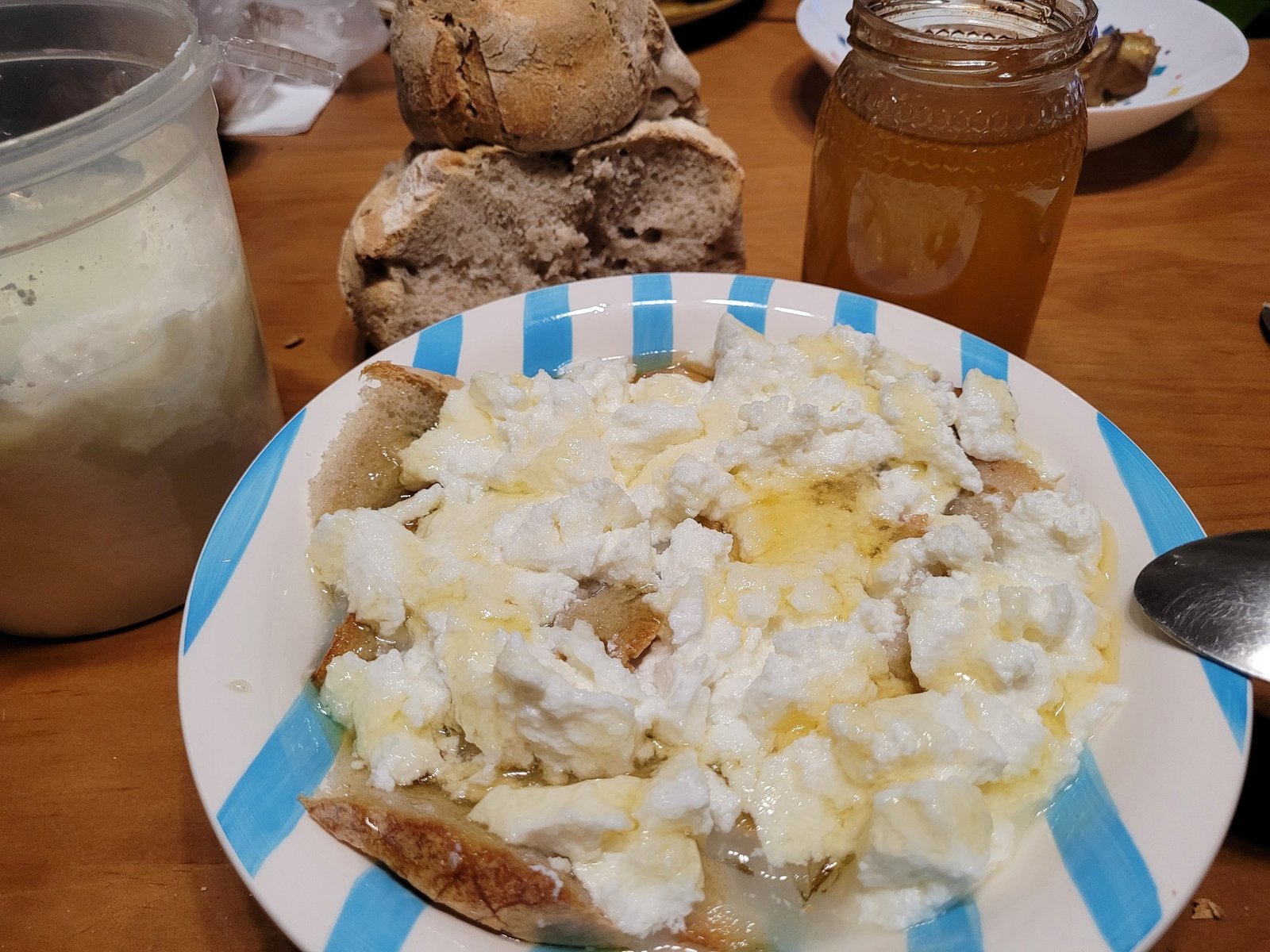 ALMECE EM CAMA DE PÃO ALENTEJANO COM MEL