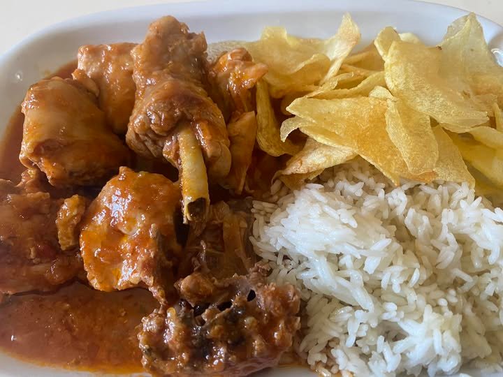 FRANGO EM MOLHO DE TOMATE