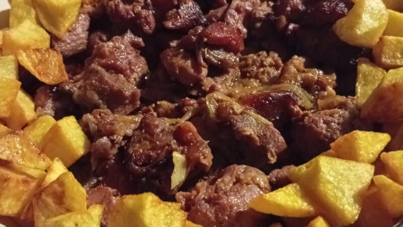 CARNE DE PORCO EM VINHA D’ALHOS COM BATATAS FRITAS