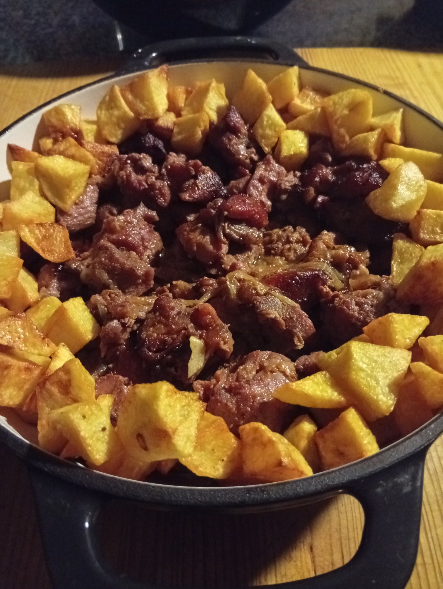 CARNE DE PORCO EM VINHA D’ALHOS COM BATATAS FRITAS