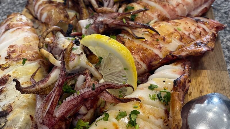 Lulas Saborosas, Grelhadas a Carvão – O Sabor do Mar no Seu Máximo