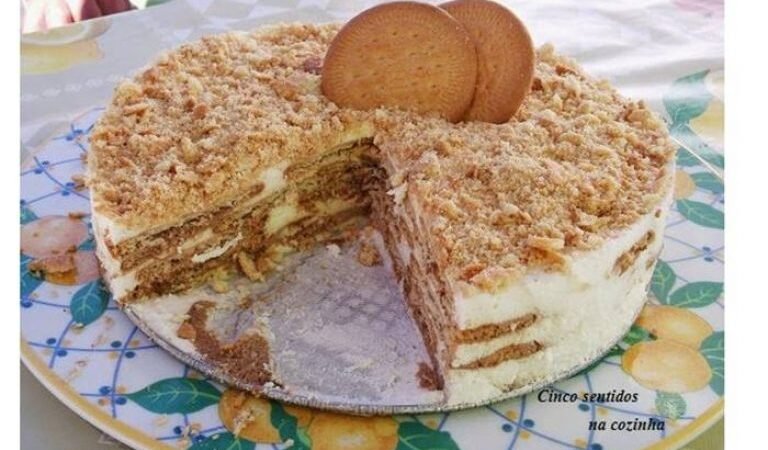 Bolo de bolacha com natas