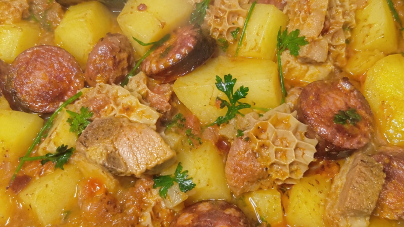 BATATAS COM CHISPE, DOBRADA E CHOURIÇO CASEIRO