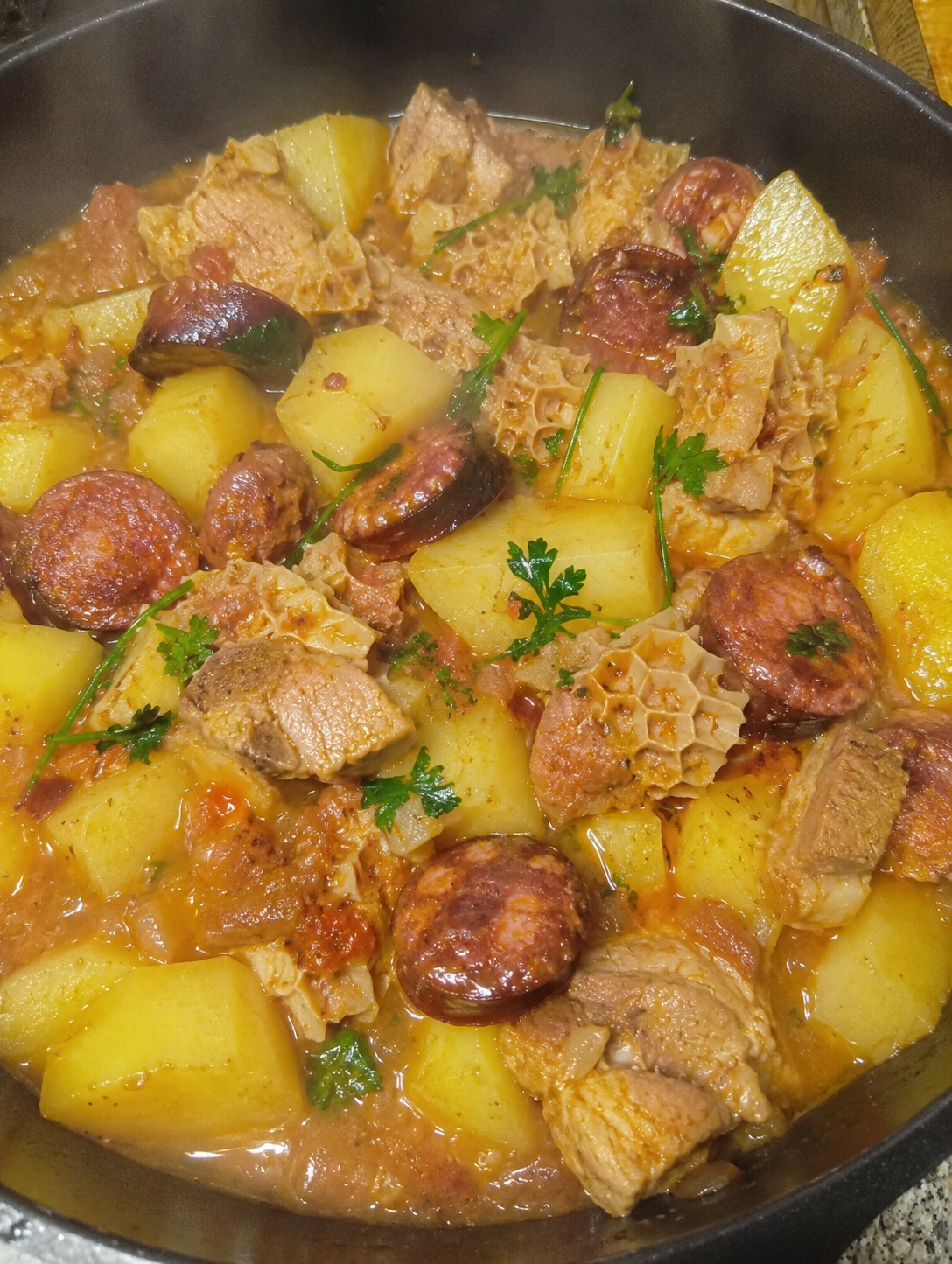 BATATAS COM CHISPE, DOBRADA E CHOURIÇO CASEIRO