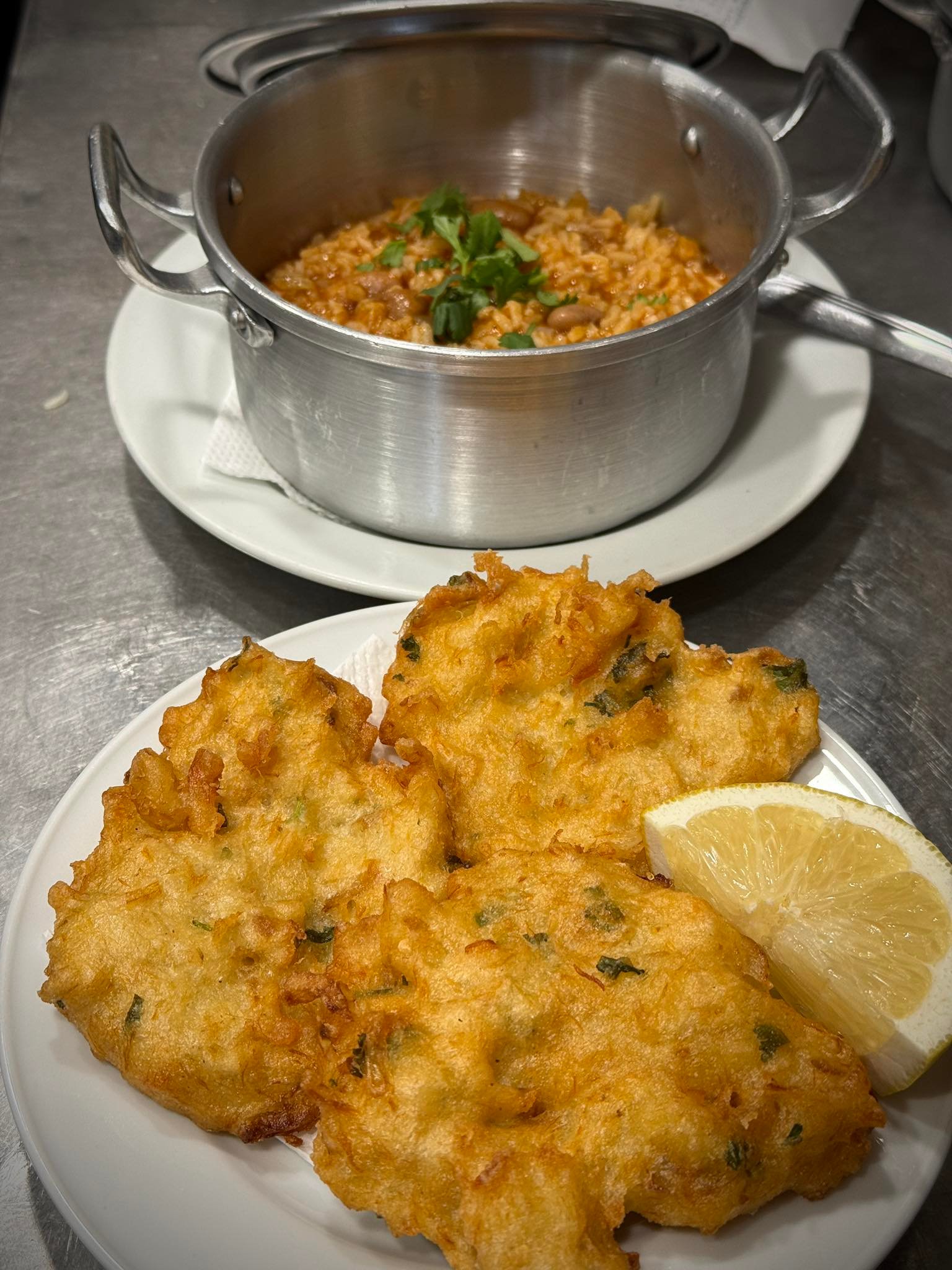 PATANISCAS DE BACALHAU COM ARROZ DE FEIJÃO