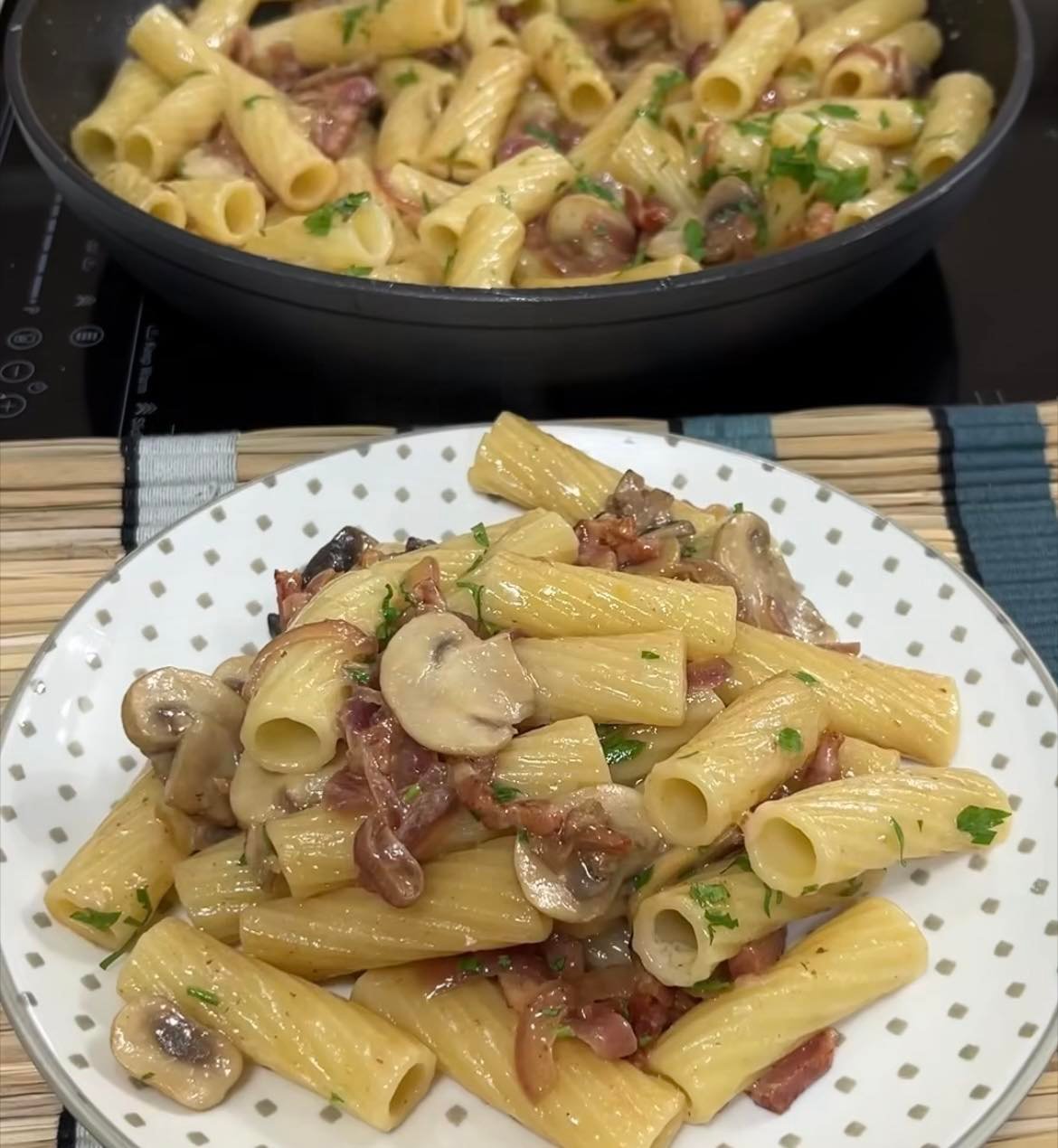 Massa com cogumelos,cebola e bacon