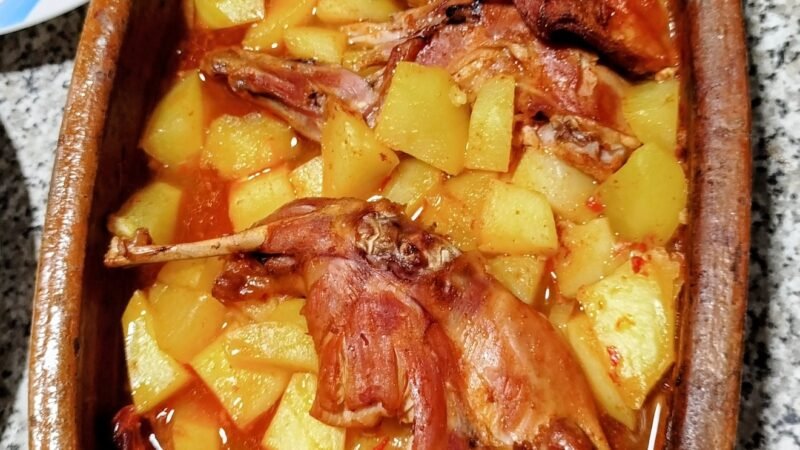 COELHO NO FORNO COM BATATAS