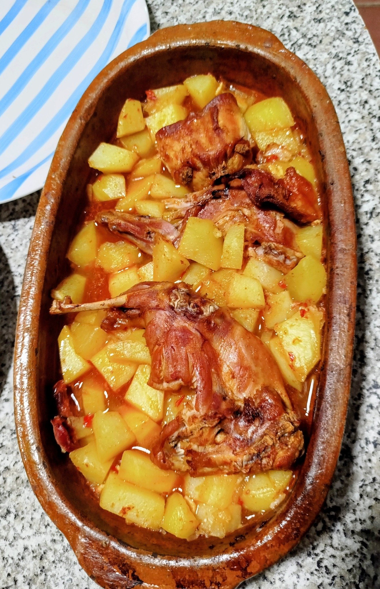 COELHO NO FORNO COM BATATAS