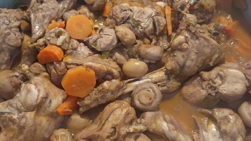 COELHO COM COGUMELOS E CENOURA