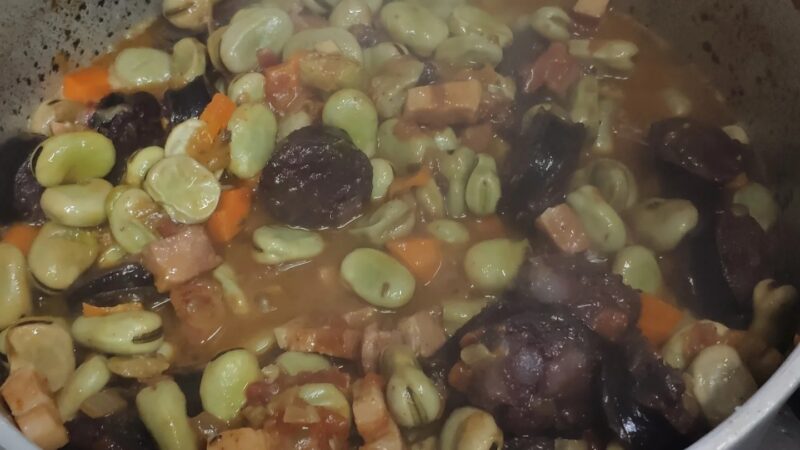 Favas com Bacon e Morcela de Sangue