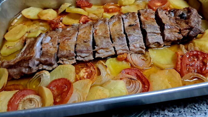 Piano de Porco com Batatinhas e Tomate no Forno