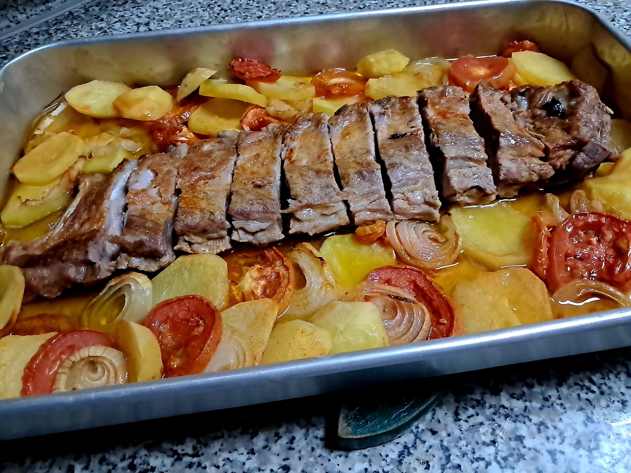 Piano de Porco com Batatinhas e Tomate no Forno