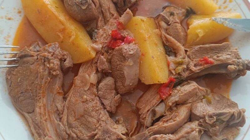 Costeletas de Borrego Estufadas com Batatinhas